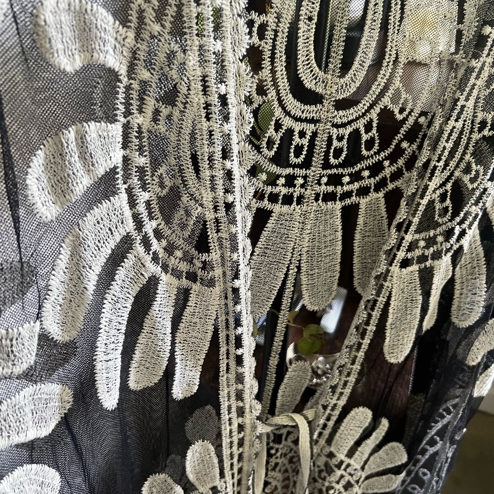 Elegant Black and White Lace Kimono/Cover Up - Picture 3 of 10